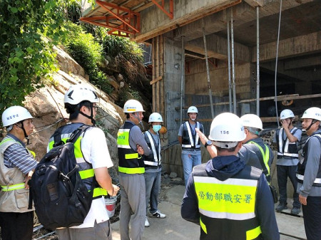 北區職安中心主任曹常成進行重大公共工程職業安全衛生自主管理聯合稽查輔導,對象為福澳商港公共立體停車場興建統包工程。(圖/文:曹重偉)