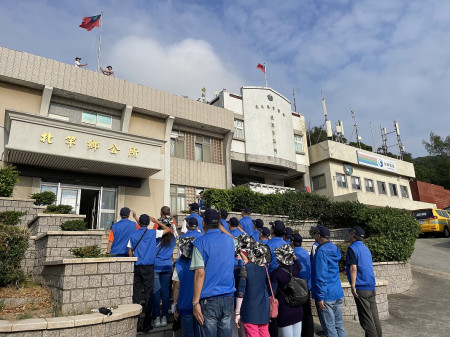 　中華民國團結自強協會一行3日在北竿鄉公所前舉辦軍人節升旗典禮。（圖／文：陳鵬雄）