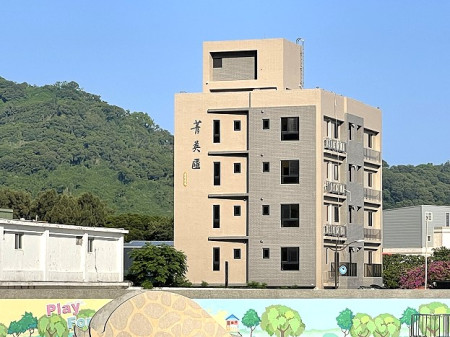 　座落塘岐運動場旁北竿首間民間自建自售集合式住宅完工開賣。（圖／文：陳鵬雄）