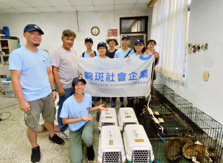 　加強犬、貓管理，東引鄉公所續辦理流浪犬貓誘捕絕育工作，並為家犬、軍犬進行晶片植入、狂犬病疫苗注射。（圖：東引鄉公所提供）