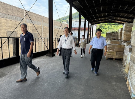 勞動部次長許傳盛一行3日前往馬祖酒廠現場輔導,聽取簡報並前往廠房會勘,要求工作場域安全做到最高標準,降低職業災害發生。(圖:縣府民社處)