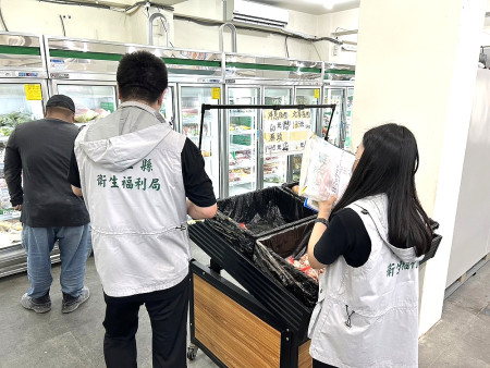 因應中秋及食品衛生安全,衛生局執行8月份市售食品抽驗及中秋專案,針對應景食材加強稽查抽驗,檢驗結果均符合法規規定。(圖/文:曹重偉)