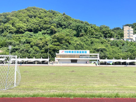 連江縣113年縣運會即將到來,福澳運動場進行場地布置,9月9日晚間聖火之夜首先在馬港舉行。(圖/文:馮紹夫)