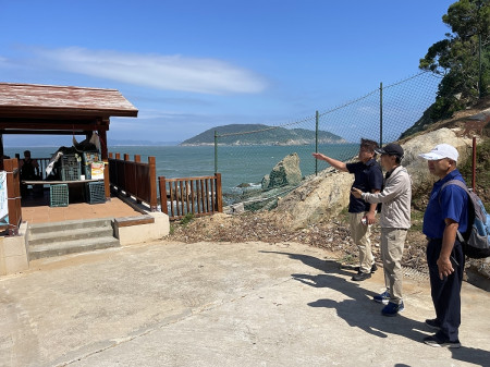 　交旅局與馬管處登大坵島就改善遊客遮陽問題現勘討論。（圖／文：陳鵬雄）