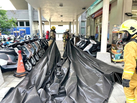因應交通工具趨勢,連江縣消防局舉辦首次電動機車滅火搶救演練,模擬起火後搶救及受損鋰電池的後續處置,演練過程順暢。(圖:連江縣消防局)