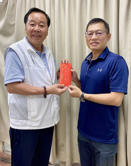 中秋佳節將屆,連江縣議會議長張永江致贈加菜金給陸軍東引地區指揮部,由指揮官林主典少將代表接受。(圖:連江縣議會)