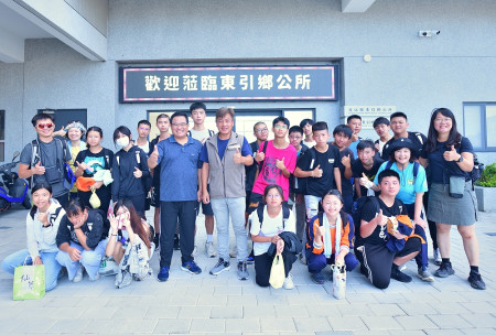 新竹縣立富光中學再度走讀東引，鄉長林德建特別致贈紀念小禮物，表示鼓勵與讚賞。