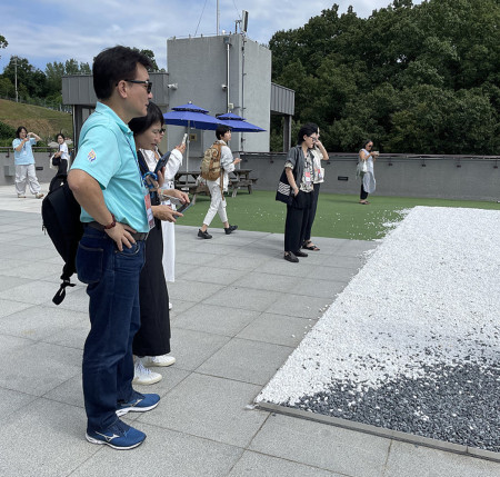 副縣長陳冠人與文化處長吳曉雲受邀參訪韓國非武裝地帶(DMZ)最新特展,藉兩地冷戰歷史對話與文化交流促進未來合作可能性。(圖:文化處)