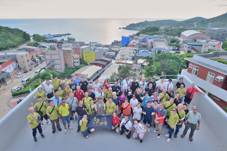 　欣逢東引地區陸軍指揮部64週年隊慶，東引反共救國軍老兵組團重返東引，並熱心贊助東引國中小學教育經費；鄉長林德建、校長鄭子駿感謝老兵情繫東引及對離島學校的關懷與支持。（圖／文：陳其敏）