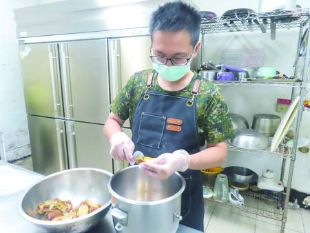 挖取地瓜餡料。(圖:簡慈儒)