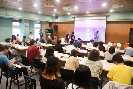 　「馬祖語連江論壇」8日盛大登場，縣長王忠銘受邀擔任開場嘉賓，「三分熟」演唱第二屆馬祖國際藝術島的主題曲《生紅過夏》。（圖／文：曹重偉）