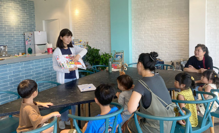 文化處在東莒舉辦閩東語說故事活動,邀請東莒國小劉碧雲校長擔任說故事講員,吸引了幼兒園及國小學生共同參與。(圖/文:蔡夢玲)