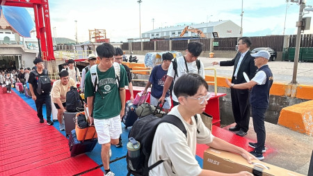 海洋大學82名來馬就讀三系的大二學生8日搭乘「新臺馬輪」抵達,縣長王忠銘、教育處長王禮民等前往迎接這批年輕學子及勉勵。(圖/文:曹重偉)