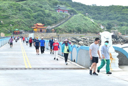 　連江縣體育會舉辦運動i台灣2.0四鄉五島大健行-東引場活動，大人小孩一起走出健康、走出活力。（圖／文：陳其敏）