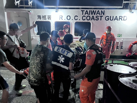 東引一軍人7日深夜敗血性休克,由於島上無該科專科醫生,且因直升機在維護中,因此通報海巡署派艇馳援。(圖:海巡署金馬澎分署)