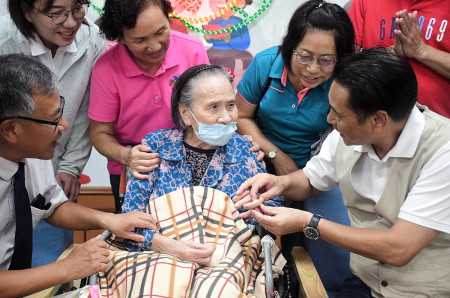 　大同之家住民劉依媄女士96歲生日，縣長王忠銘、鄉長林志東等前往祝壽，多位家屬到場一起唱生日快樂歌，四代同堂溫馨洋溢。（圖／文：曹重偉）