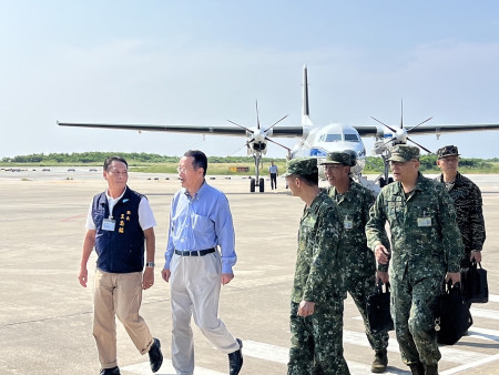 國防部長顧立雄10日搭機來馬進行秋節勞軍,縣長王忠銘前往接機歡迎。(圖/文:馮紹夫)