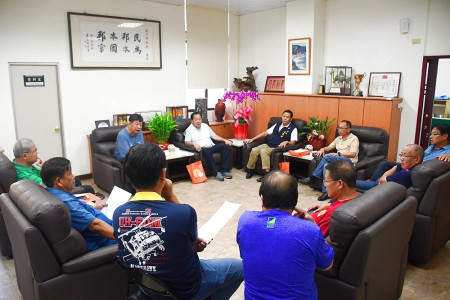 　縣議會第8屆第4次臨時會開議；欣逢開議，縣長王忠銘會同立委陳雪生、副縣長陳冠人等前往拜會，預祝會期圓滿順利。（圖／文：曹重偉）