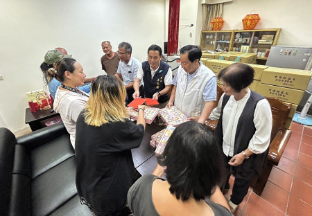 縣府10日進行秋節身心障礙及中低收入戶秋節慰問金發放,結合唐氏症基金會愛心活動,由縣長王忠銘、議長張永江發放及轉贈。(圖/文:曹重偉)