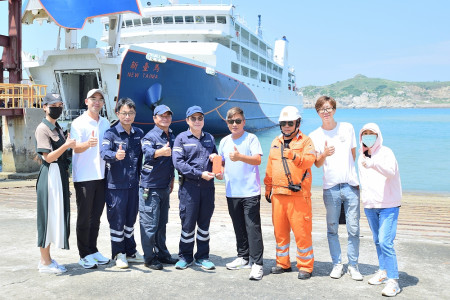 　秋節將屆，東引鄉公所、鄉代會致贈新臺馬輪加菜金，表達感謝與祝賀。（圖／文：陳其敏）