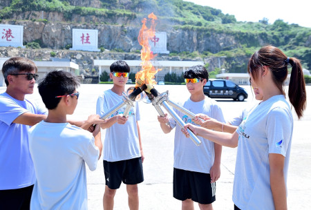 113年連江縣運動會聖火離島傳遞，10日抵達東引鄉，鄉長林德建領東引國中聖火隊遶行南澳聚落，展現熱情、活力的運動精神。（圖／文：陳其敏）