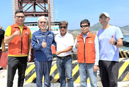 　秋節將至，東引鄉長林德建、鄉代會主席陳子驎致贈臺馬之星加菜金，感謝全體船員辛勞與付出。（圖：東引鄉公所）