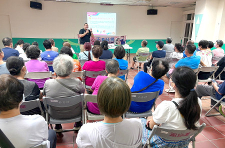 衛生局與台灣紅絲帶基金會攜手推動愛滋防治社區宣導,10日晚間在介壽老人活動中心2樓舉辦講座,由專業社工林垠瀚、林俊宏主講。(圖:衛生局)