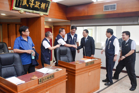 　議長張永江敲下議事槌，第8屆第4次臨時會12日圓滿閉會；縣長王忠銘、副縣長陳冠人及局處長們起身向議員們握手致意。（圖／文：曹重偉）