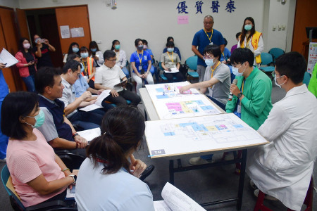 　縣立醫院12日舉辦傳染病防治醫療網應變醫院新型A型流感個案收治及應變演習桌上演練，副縣長陳冠人及中央考評官到場視導。（圖／文：曹重偉）