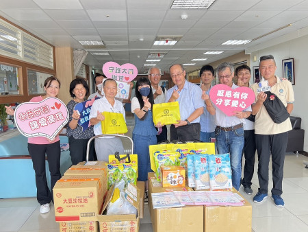 台電公司關懷地區長者與弱勢族群,協和電廠廠長盧景煌率同仁代表捐贈日用品。(圖/文:馮紹夫)