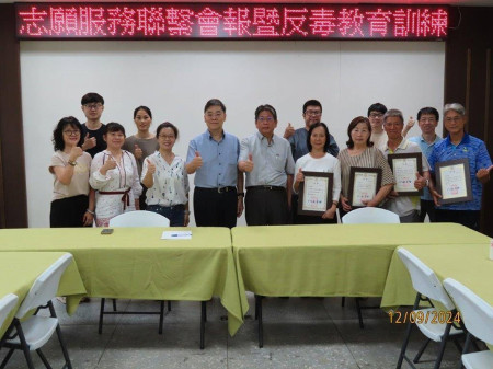 福建更生保護會舉辦志願服務聯繫會報,董事長毛有增來馬主持,頒發新聘人員聘書,會後並入監銜接輔導,展現關懷受刑人愛心與活力。(圖:地檢署)