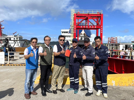 秋節將屆,副縣長陳冠人代表縣長王忠銘致贈臺馬之星、新臺馬輪船員秋節加菜金。(圖/文:馮紹夫)