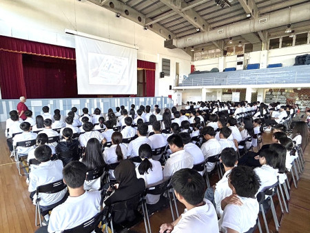 推廣愛滋防治教育,衛生局與台灣紅絲帶基金會攜手巡迴宣導活動,13日下午來到馬祖高中,向學生們傳遞正確的愛滋病防治知識。(圖/文:曹重偉)