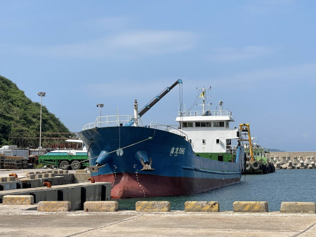 　大陸「鑫龍996」貨船連續兩趟載運上千噸袋裝砂石進口北竿。（圖／文：陳鵬雄）