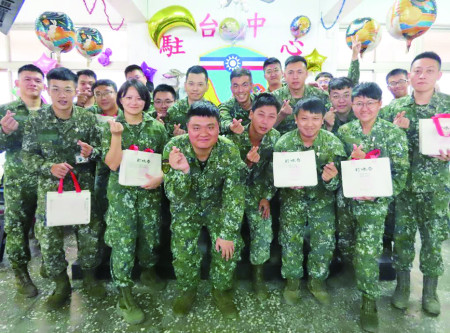 官兵製作月餅合影留念。(圖:楊玖千)