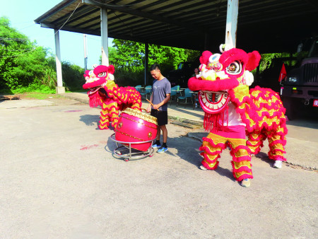 舞獅與戰鼓演練配合。(圖:劉酉勤)