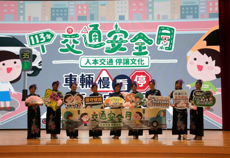 　交旅局15日下午在介壽國中小舉辦交通安全月宣導活動，開場邀請婦女會姐妹演出炒熱現場氣氛，也拿起小立牌一起宣導交通安全。（圖／文：曹重偉）