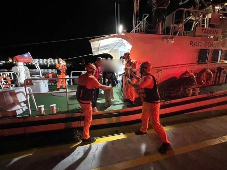 北竿2名鄉親14日深夜發生急病事件,馬祖海巡隊支援緊急後送至縣立醫院就醫。(圖:海巡署金馬澎分署)