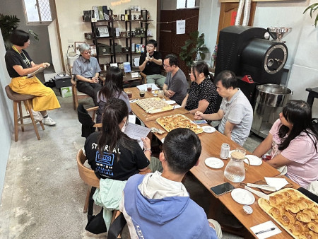 「飛馬文學基地」講座昨在小柒咖啡舉行,主題為「在咖啡香與診療室的縫隙」,邀請謝昭華醫師與小柒咖啡創辦人邱思奇一起分享。(圖/文:曹重偉)