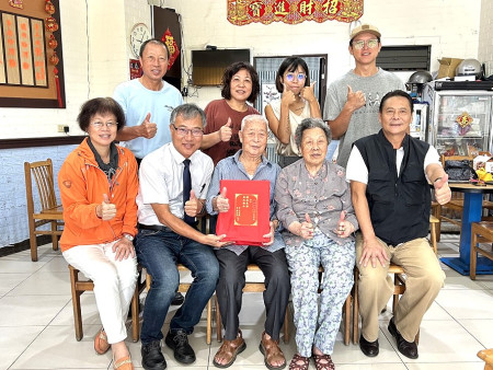 介壽村劉依木老先生93歲生日,縣長王忠銘上午9時會同鄉長林志東、民社處長曾玉花等登門祝壽。(圖/文:曹重偉)