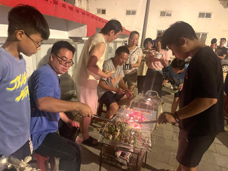 歡慶中秋,莒光鄉田澳社區發展協會辦理中秋月圓人團圓活動,美食佳餚高歌暢飲,現場熱鬧滾滾。(圖/文:宋幸儒)