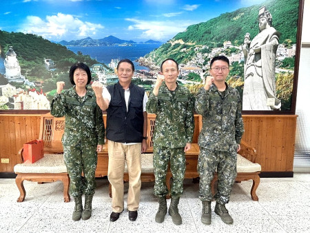 秋節前夕,馬防部指揮官黃先任16日上午率政戰主任朱蕙芳等回訪縣府,受到縣長王忠銘熱情歡迎,黃先任肯定馬祖縣政擘劃有方。(圖/文:曹重偉)