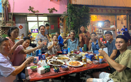東莒文協舉行今年度的中秋歡樂聚餐,場面相當熱鬧。(圖/文:蔡夢玲)