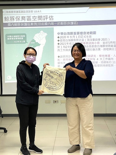 縣府產發處委託中央研究院及國立自然科學博物館團隊進行鯨豚陸地觀測工作,「鯨豚小幫手」共同維護馬祖海洋生態。(圖:產發處)