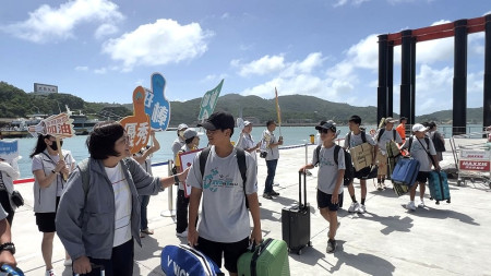 敬恆國中小、東莒國小先後來到南竿參加本屆縣運,教育處全體同仁熱情迎接。(圖/文:馮紹夫)