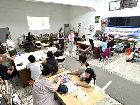 縣府民社處婦女跨世代聯合展翅計畫18日晚間推出「我和我追逐的夢」講座,邀藝術家劉梅玉主講,副縣長陳冠人到場致意。(圖/文:曹重偉)