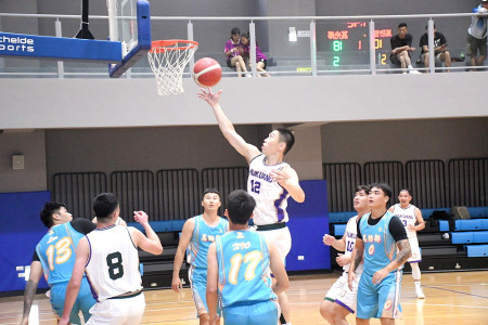 　113年連江縣運動會籃球賽熱情開戰，球員在嶄新標準球場中拚戰，打得也更加起勁，各組賽事精彩紛呈。（圖／文：曹重偉）