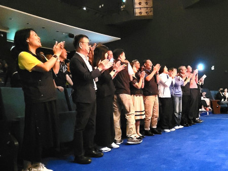 昨晚,高雄市交響樂團於梅石藝文中心演出古典樂、臺灣歌謠和多首描寫馬祖在地風情的曲目,精彩的表演獲得觀眾熱烈的歡呼和掌聲。(圖:連江縣政府)