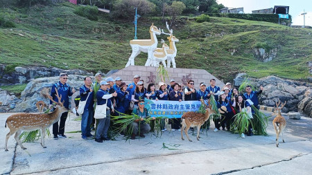 雲林縣長張麗善及縣府團隊一行,20日參訪大坵梅花鹿生態以及芹壁聚落等地。(圖:縣府行政處、陳鵬雄)