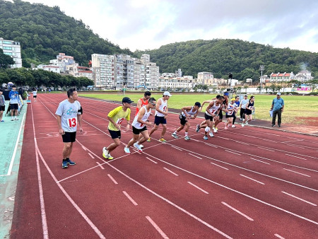 長跑熱戰,縣運會徑賽社會組1萬公尺決賽落幕;女子組表現較優,莒光鄉徐香蘭以50分37秒39成績拿下金牌並破了大會紀錄。(圖/文:曹重偉)